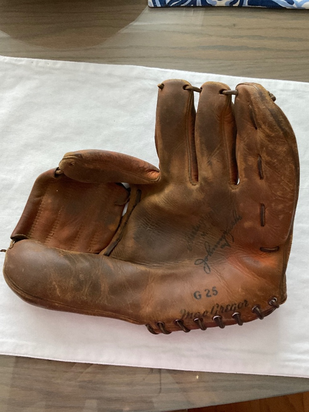 VINTAGE LEATHER RIGHT HANDED BASEBALL GLOVE
